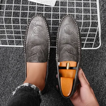גברים נעליים מזדמנים מותג יוקרה עור אמיתי Mens נעלי מוקסינים חלול החוצה לנשימה להחליק על הנהיגה נעלי רטרו עבודת יד